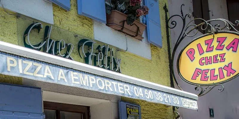 La devanture de la pizzeria Chez Félix à Ville-la-Grand