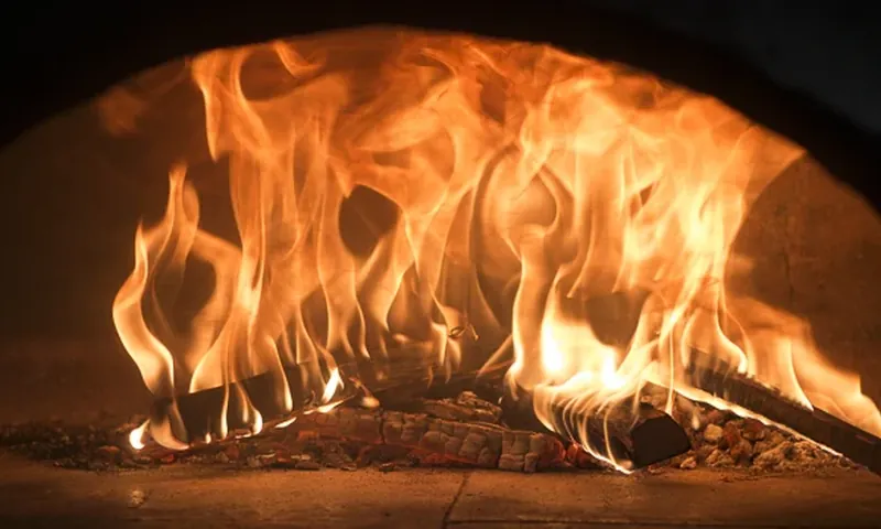 Les flammes du four à bois traditionnel de Chez Félix
