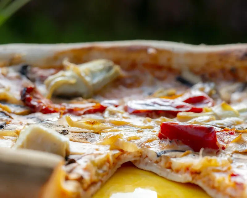 Une pizza de Chez Félix, garnie et tout juste cuite, prête à partager